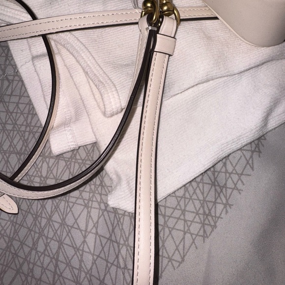 Elegant COACH Cream Quilted Women's Crossbody with wristlet - Picture 3 of 8